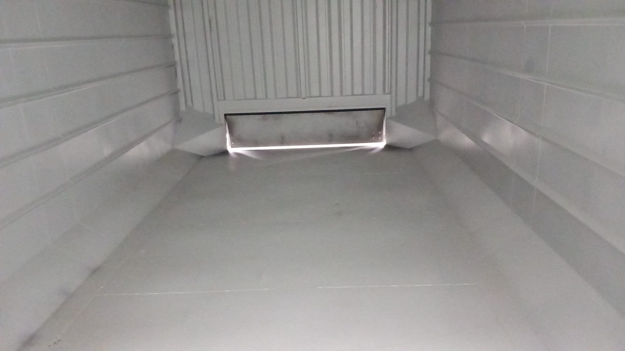 Широкий контейнер в порту