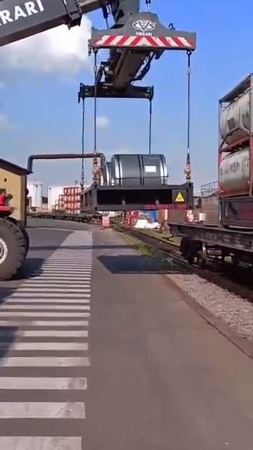 Видео: выгрузка рулона стали из контейнера RMCOIL