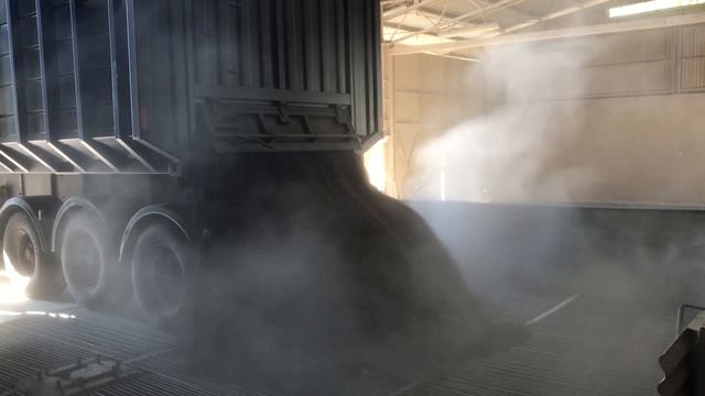 Видео: выгрузка контейнера с самосвального шасси